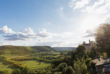 Frankreich, Dordogne, Beynac-et-Cazenac, langsam untergehende Sonne über der Landschaft mit Chateau de Beynac im Hintergrund - GWF07153