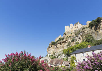 Frankreich, Dordogne, Beynac-et-Cazenac, Klarer Himmel über der Burg auf der Klippe mit Blick auf das Dorf darunter - GWF07154