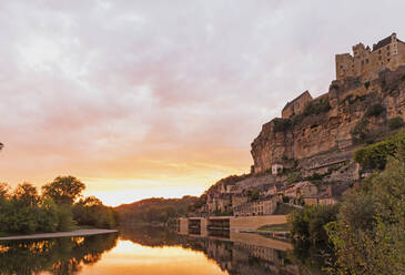 France, Dordogne, Beynac-et-Cazenac, Riverside village with clifftop castle at sunset - GWF07161