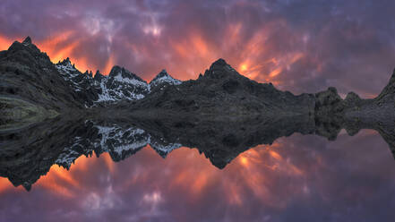 Spektakuläre Landschaft mit schneebedeckten Bergen bei Sonnenuntergang, die sich in einem See spiegeln - ADSF28493