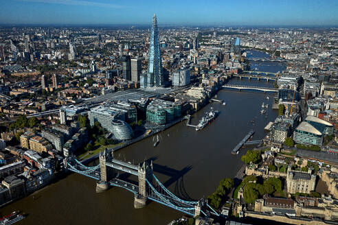 UK, London, Luftaufnahme der Stadtlandschaft und der Themse - ISF24855