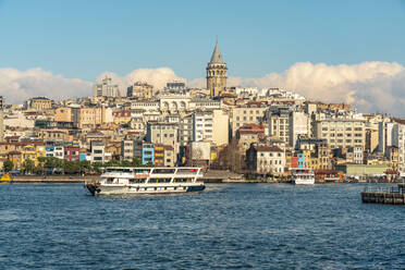 Türkei, Istanbul, Tourboot auf dem Goldenen Horn und im Viertel Karakoy - ISF24859