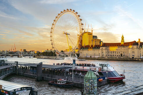 UK, London, Ausflugsboot auf der Themse und London Eye bei Sonnenuntergang - ISF24870