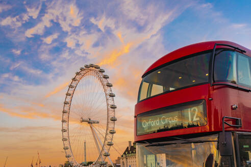 Großbritannien, London, Doppeldeckerbus und London Eye bei Sonnenuntergang - ISF24871