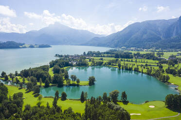 Österreich, Salzburg, Luftaufnahme des Mondsees und des Golfplatzes - ISF24874