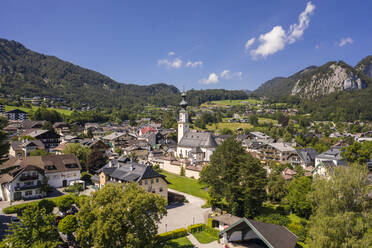 Österreich, Sankt Gilgen, Stadt mit Kirche und Bergen - ISF24876