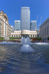 Blick auf Canary Wharf Hochhäuser und Brunnen, Docklands, London, England, Vereinigtes Königreich, Europa - RHPLF20749