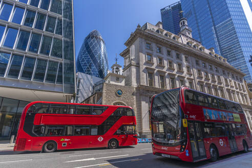 Blick auf die Gurke, die zwischen anderer zeitgenössischer Architektur und roten Bussen hervorragt, City of London, London, England, Vereinigtes Königreich, Europa - RHPLF20755