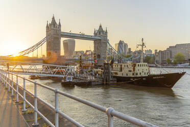 Blick auf die Tower Bridge und die City of London im Hintergrund bei Sonnenuntergang, London, England, Vereinigtes Königreich, Europa - RHPLF20757