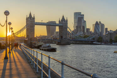 Blick auf die Tower Bridge und die City of London im Hintergrund bei Sonnenuntergang, London, England, Vereinigtes Königreich, Europa - RHPLF20758