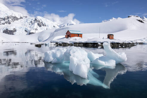 Das Bootshaus der argentinischen Forschungsstation Base Brown, Paradise Bay, Antarktis, Polarregionen - RHPLF20763