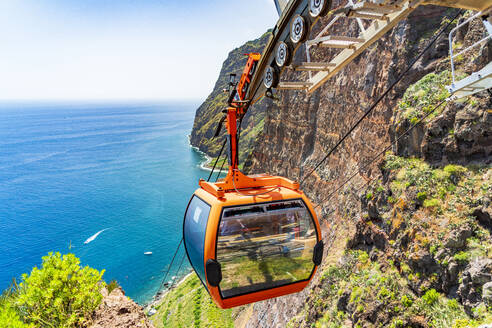 Seilbahn, die die steile Schlucht hinunter zum Meer fährt, Camara de Lobos, Insel Madeira, Portugal, Atlantik, Europa - RHPLF20771