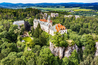 Luftaufnahme der Burg Hruba Skala, Böhmisches Paradies, Tschechische Republik, Europa - RHPLF20774