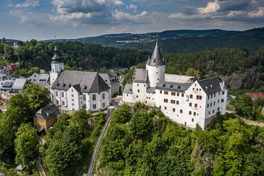 Luftaufnahme von St. Georgen Kirche und Schloss, Stadt Schwarzenberg, Erzgebirge, UNESCO-Welterbe, Sachsen, Deutschland, Europa - RHPLF20777