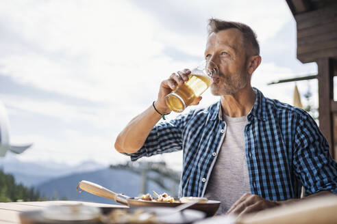 Mann trinkt Bier in einem Restaurant - DIGF16315