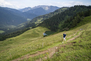 Älterer Mann läuft auf Bergpfad - DIGF16353