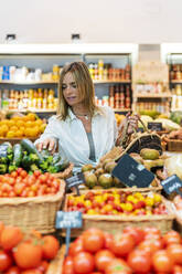 Frau kauft Gemüse im Supermarkt - DLTSF02080