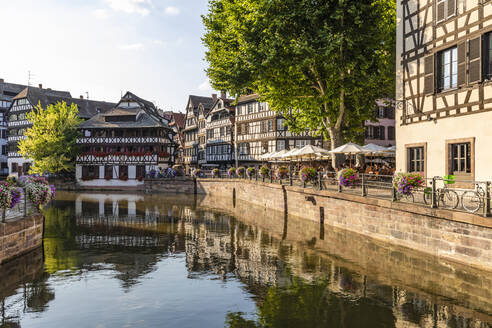 Frankreich, Bas-Rhin, Straßburg, Ill-Flusskanal in Petite France - WDF06585