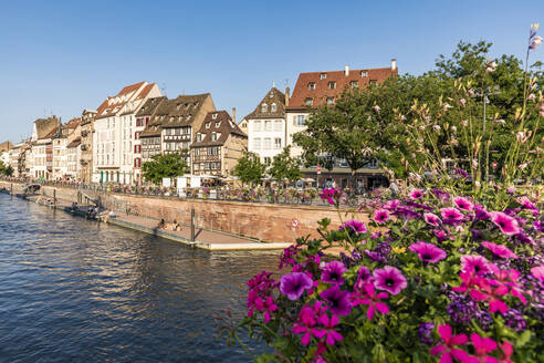 Frankreich, Bas-Rhin, Straßburg, Blumen blühen vor dem Ill-Kanal mit Promenade im Hintergrund - WDF06589