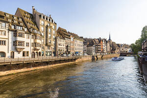 Frankreich, Bas-Rhin, Straßburg, Ill-Flusskanal mit Promenade und Reihenhäusern im Hintergrund - WDF06590