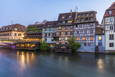 Frankreich, Bas-Rhin, Straßburg, Stadthäuser entlang des Ill-Kanals in der Abenddämmerung - WDF06591