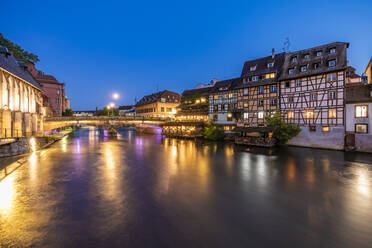 Frankreich, Bas-Rhin, Straßburg, Langzeitbelichtung des Petite France-Kanals in der Abenddämmerung - WDF06592