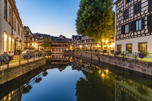 Frankreich, Bas-Rhin, Straßburg, Langzeitbelichtung von Fachwerkhäusern, die sich im Flusskanal Petite France Ill in der Abenddämmerung spiegeln - WDF06593