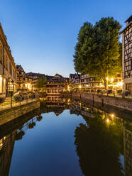 Frankreich, Bas-Rhin, Straßburg, Langzeitbelichtung von Fachwerkhäusern, die sich im Flusskanal Petite France Ill in der Abenddämmerung spiegeln - WDF06594