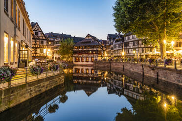 Frankreich, Bas-Rhin, Straßburg, Langzeitbelichtung von Fachwerkhäusern, die sich im Flusskanal Petite France Ill in der Abenddämmerung spiegeln - WDF06595