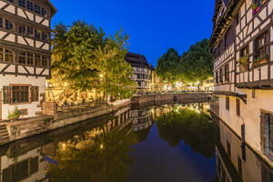 Frankreich, Bas-Rhin, Straßburg, Langzeitbelichtung von Fachwerkhäusern, die sich im Flusskanal Petite France Ill in der Abenddämmerung spiegeln - WDF06596