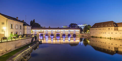 Frankreich, Bas-Rhin, Straßburg, Langzeitbelichtung des Ill-Kanals in der Abenddämmerung mit Barrage Vauban-Brücke im Hintergrund - WDF06597