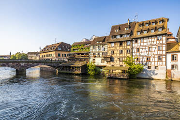 Frankreich, Bas-Rhin, Straßburg, Ill-Flusskanal mit Bogenbrücke und Fachwerkhäusern im Hintergrund - WDF06598