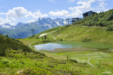 Blick auf den Schlappoldsee mit Skigebiet im Hintergrund - WIF04426