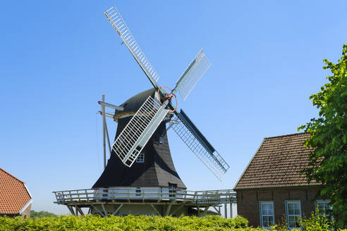 Deutschland, Niedersachsen, Neuharlingersiel, Seriemer Muhle vor klarem Himmel im Sommer - WIF04427