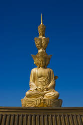 China, Sichuan, Emeishan City, Goldene Statue von Samantabhadra auf dem Gipfel des Berges Emei - EAF00064