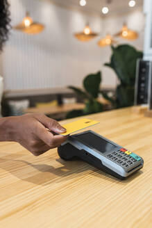 Geschäftsfrau beim Bezahlen mit Kreditkarte in einem Café - JRVF01583