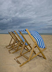 Blau und weiß gestreifte Liegestühle am Strand - AJOF01600