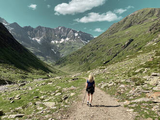 Wanderin auf einem Wanderweg im Naturpark Gruppo Di Tessa im Vinschgau im Sommer - BSCF00640