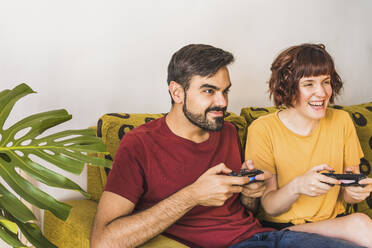 Ehepaar spielt zu Hause ein Videospiel - MGRF00392