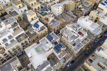 Malta, Nördliche Region, Mellieha, Luftaufnahme von Solarmodulen auf den Dächern von Stadthäusern - TAMF03170