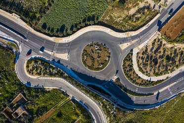 Malta, Nördliche Region, Mellieha, Luftaufnahme des Kreisverkehrs - TAMF03180