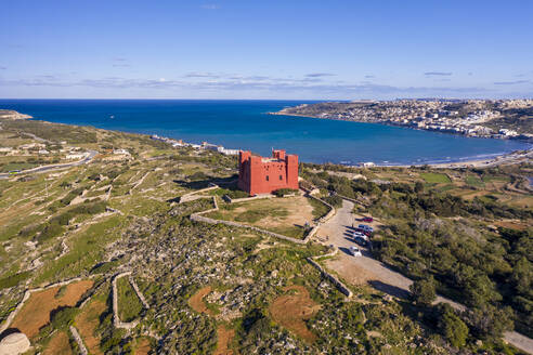 Malta, Nördliche Region, Mellieha, Luftaufnahme des Saint Agathas Tower mit Ghadira Bay im Hintergrund - TAMF03183