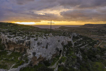 Kreuz auf dem Berg bei dramatischem Sonnenuntergang - TAMF03196