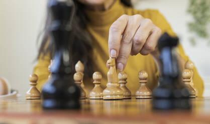 Reife Frau spielt Schach zu Hause - JCCMF03584