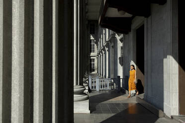 Junge Frau vor der Nationalgalerie, Singapur - EAF00068