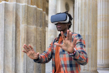 Deutschland, Berlin, Mann benutzt Virtual-Reality-Brille in der Stadt - ISF24894