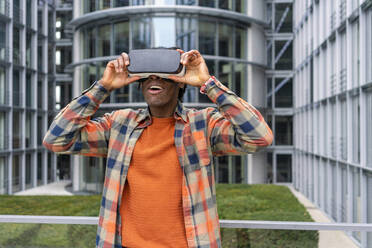 Deutschland, Berlin, Mann benutzt Virtual-Reality-Brille in der Stadt - ISF24896