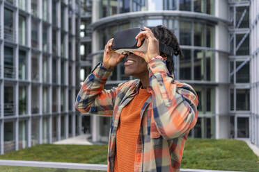 Deutschland, Berlin, Mann benutzt Virtual-Reality-Brille in der Stadt - ISF24897