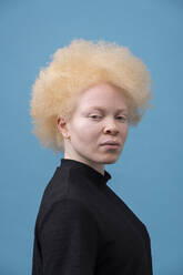 Studio-Porträt einer Albino-Frau - ISF24906