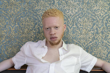 Germany, Cologne, Portrait of albino man in white shirt - ISF24916